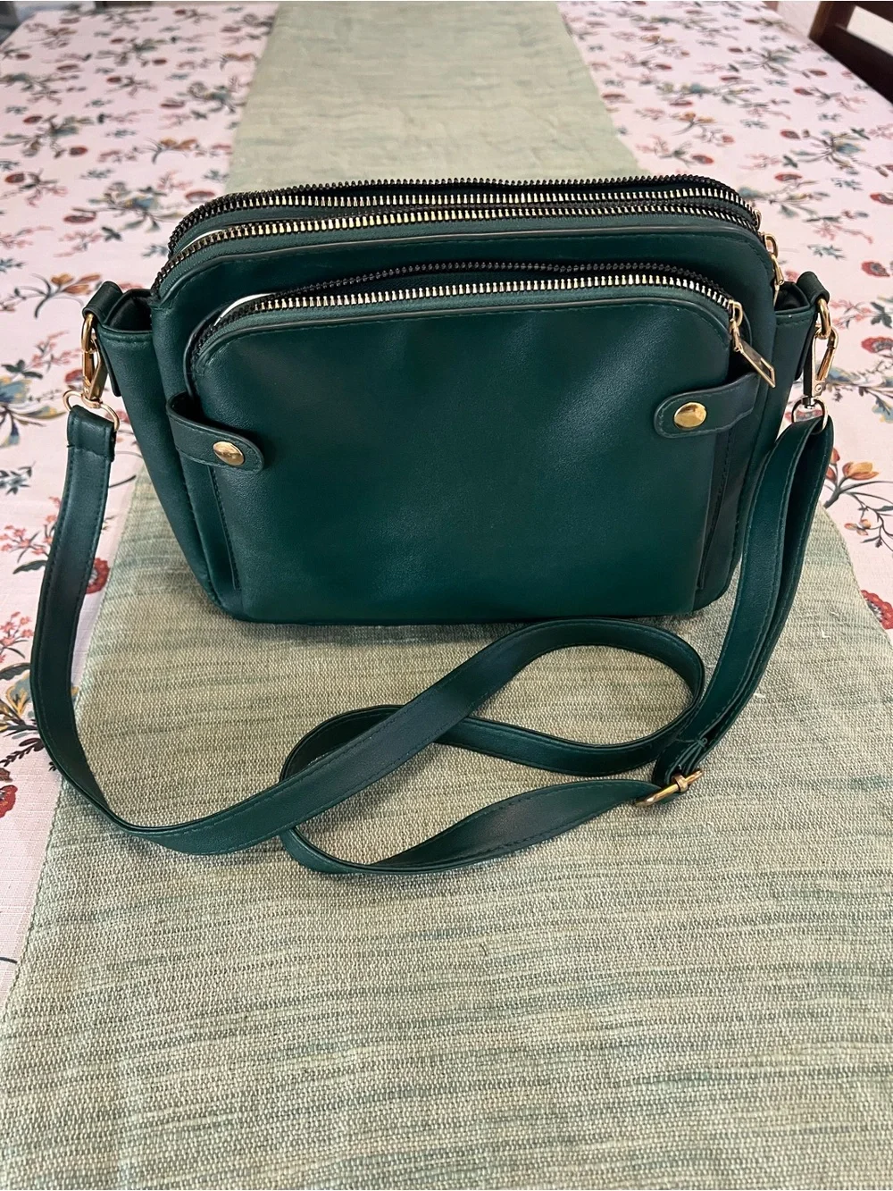 Elegant Dark Green Women's Crossbody Bag - Classic Leather Look